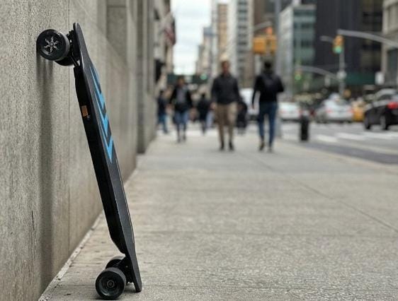 Caroma Skateboard Eléctrico con Control Remoto 1200W Longboard Eléctrico Velocidad Máxima de 28 Mph y Alcance de 16 Millas, Carga Máxima de 300lbs, Papel de Lija Luminoso Adecuado para Adultos y Adolescentes Principiantes (Azul)
