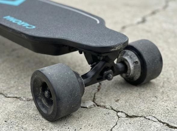 Caroma Skateboard Eléctrico con Control Remoto 1200W Longboard Eléctrico Velocidad Máxima de 28 Mph y Alcance de 16 Millas, Carga Máxima de 300lbs, Papel de Lija Luminoso Adecuado para Adultos y Adolescentes Principiantes (Azul)