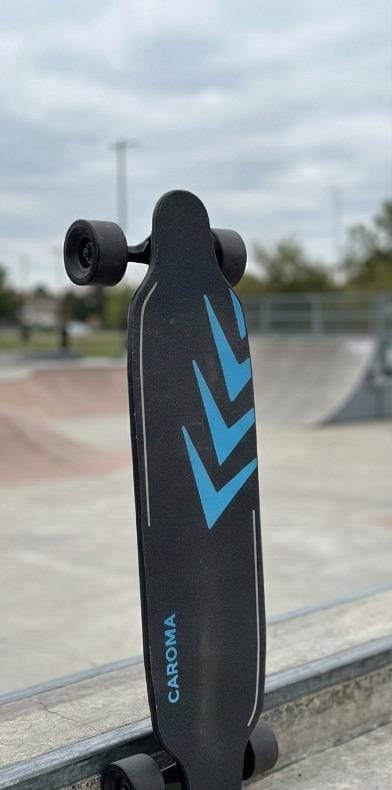 Caroma Skateboard Eléctrico con Control Remoto 1200W Longboard Eléctrico Velocidad Máxima de 28 Mph y Alcance de 16 Millas, Carga Máxima de 300lbs, Papel de Lija Luminoso Adecuado para Adultos y Adolescentes Principiantes (Azul)