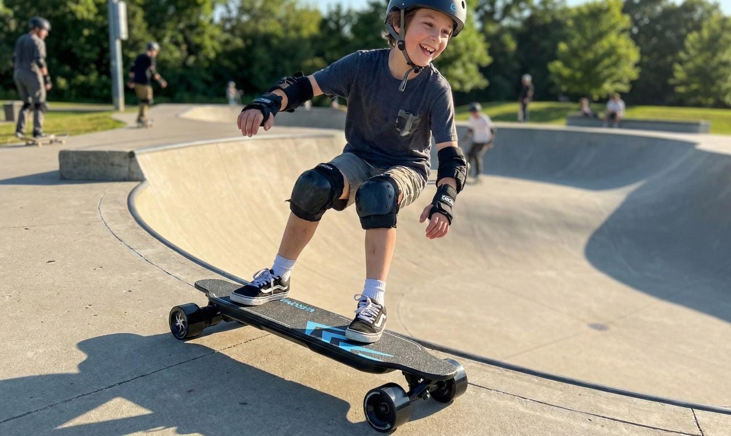 Caroma Skateboard Eléctrico con Control Remoto 1200W Longboard Eléctrico Velocidad Máxima de 28 Mph y Alcance de 16 Millas, Carga Máxima de 300lbs, Papel de Lija Luminoso Adecuado para Adultos y Adolescentes Principiantes (Azul)